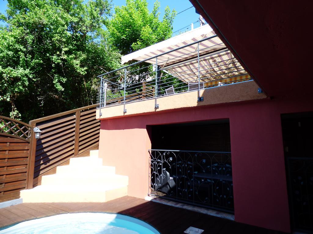 La Colline Aux Yeux Doubs Bed & Breakfast Бом-ле-Дам Екстериор снимка